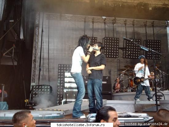 Bill a chemat un baiat pe scena !!! - am uitat de pozele astea :P - Bill Kaulitz